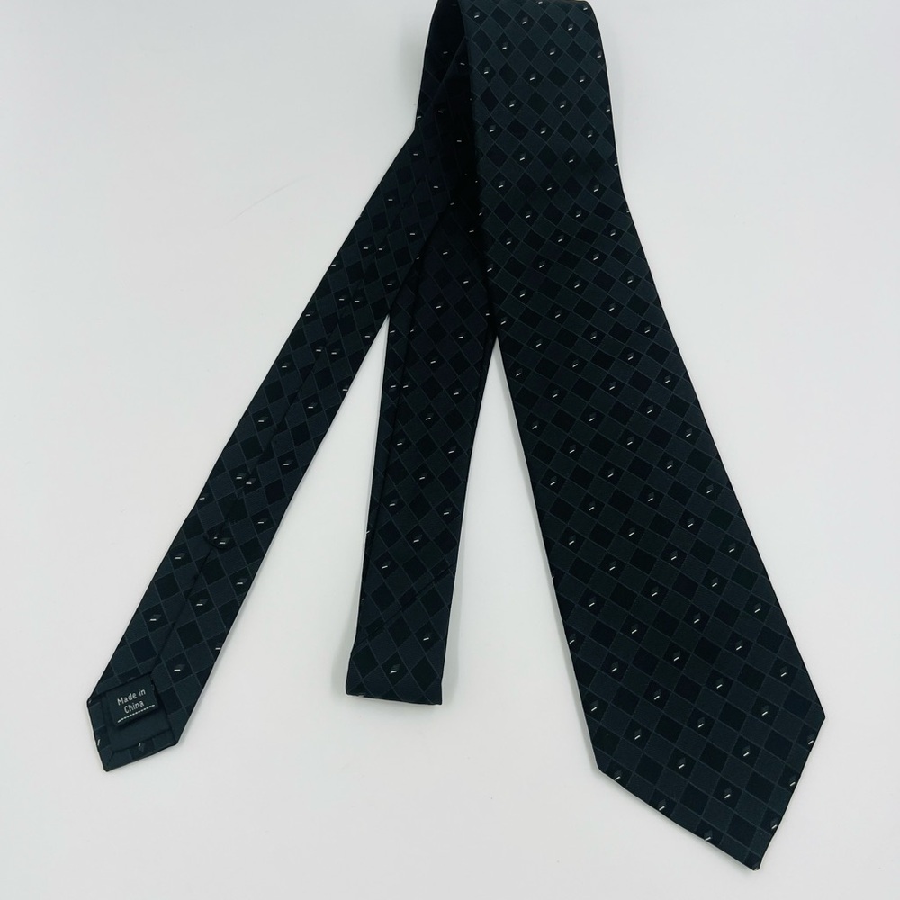 Van Heusen studio Black 100% silk Diamond Argyle Classic Tie